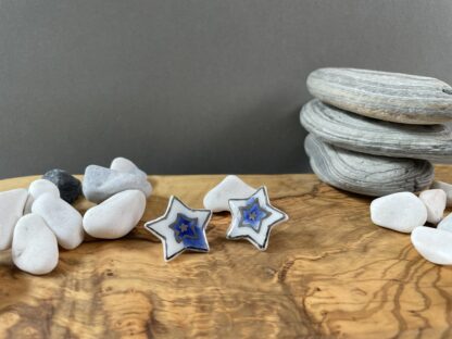 Star-shaped sticks with white gold and cobalt blue