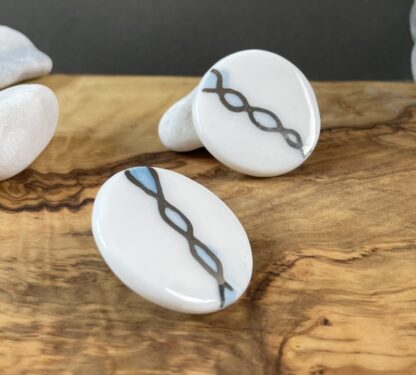 Round earrings with white gold and blue helix