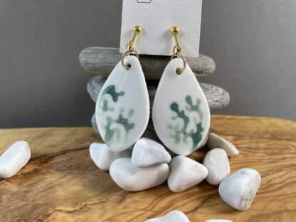 Drop-shaped earrings with white gold and green seaweed doodle - Image 2