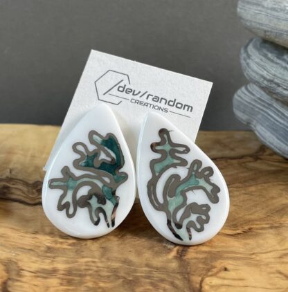 Drop-shaped earrings with white gold and green seaweed doodle