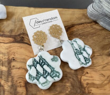 Green flower-shaped napkin earrings with gold-plated rosette