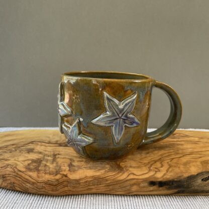 Brownish-green sparkly flower mug "Mogłabym, ale nie chcę"