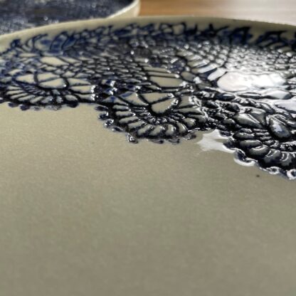 Porcelain dinner plate decorated with crocheted blue embossing - Image 3