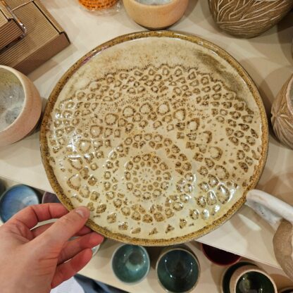 Dinner plate with a napkin embossing