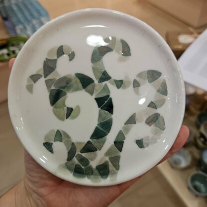 Porcelain ring plate, painted, with mother of pearl (tiled plant) - Image 2