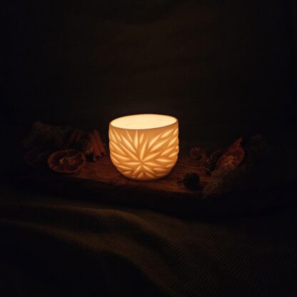 Porcelain luminary with carvings - Image 5