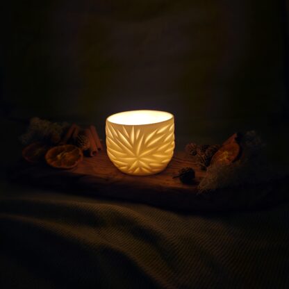 Porcelain luminary with carvings - Image 6