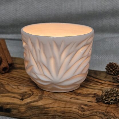 Porcelain luminary with carvings - Image 2