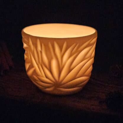 Porcelain luminary with carvings - Image 3