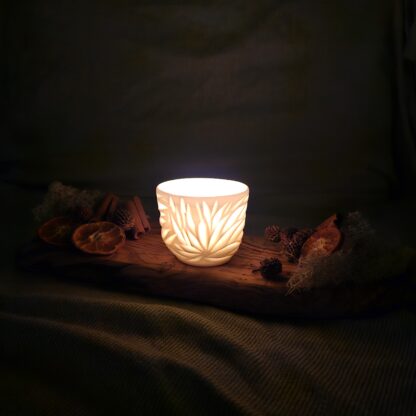 Porcelain luminary with carvings - Image 7