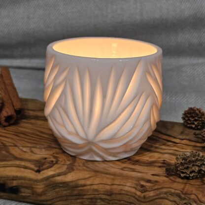 Porcelain luminary with carvings - Image 2