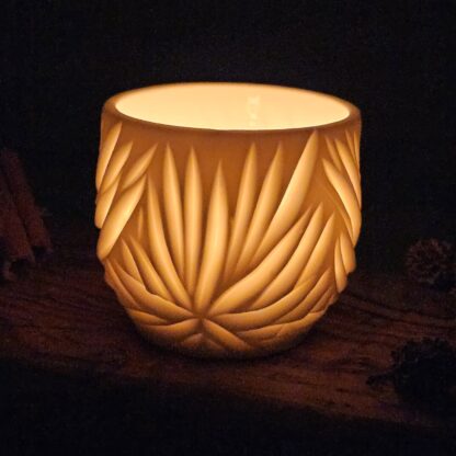 Porcelain luminary with carvings - Image 3