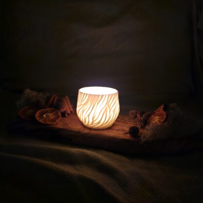 Porcelain luminary with carvings - Image 8