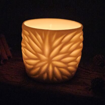 Porcelain luminary with carvings - Image 3