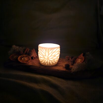 Porcelain luminary with carvings - Image 8