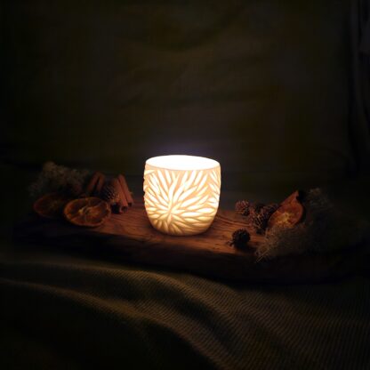 Porcelain luminary with carvings - Image 8