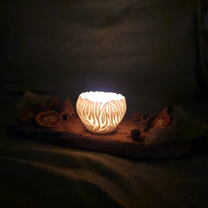 Porcelain luminary with carvings - obrazek 7