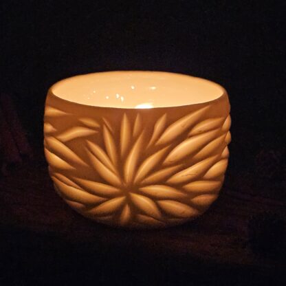 Porcelain luminary with carvings - Image 3