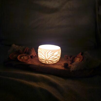 Porcelain luminary with carvings - Image 7