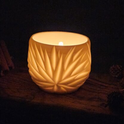 Porcelain luminary with carvings - Image 3