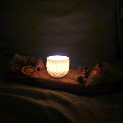 Porcelain luminary with carvings - Image 7