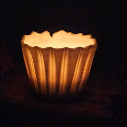 Porcelain luminary with carvings - Image 3