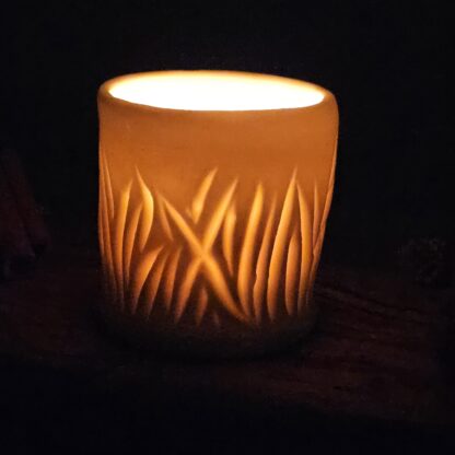 Porcelain luminary with carvings - Image 3