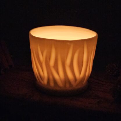 Porcelain luminary with carvings - Image 2