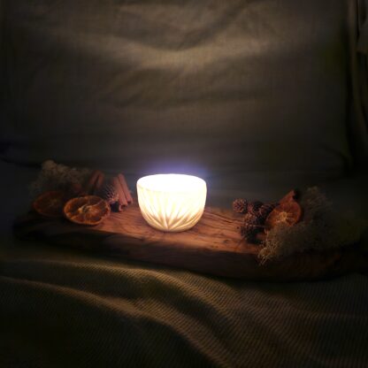 Porcelain luminary with carvings - Image 7