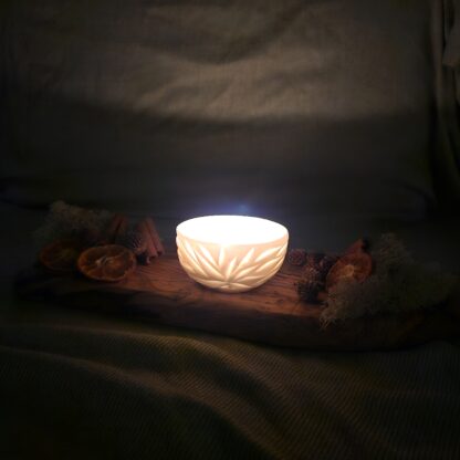 Porcelain luminary with carvings - Image 7