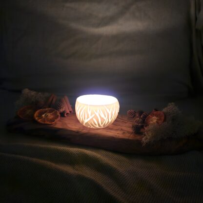 Porcelain luminary with carvings - Image 7