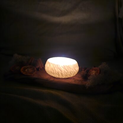 Porcelain luminary with carvings - Image 5