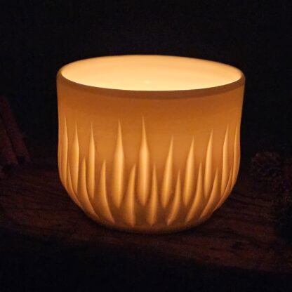 Porcelain luminary with carvings - Image 3