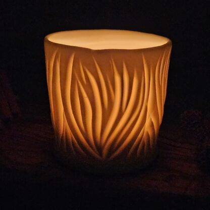 Porcelain luminary with carvings - Image 3