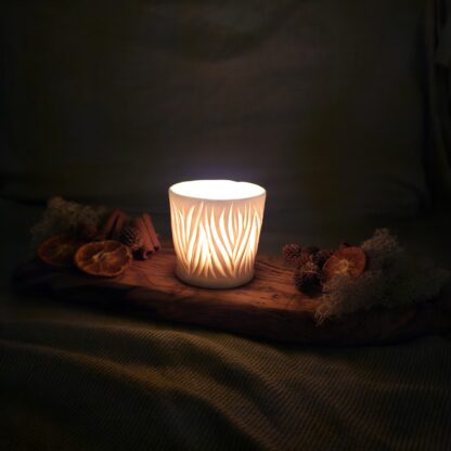 Porcelain luminary with carvings - Image 6