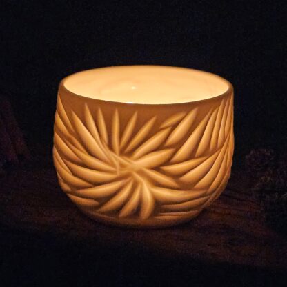 Porcelain luminary with carvings - Image 3