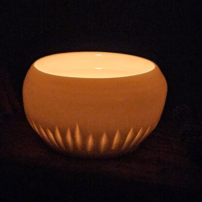 Porcelain luminary with carvings - Image 3