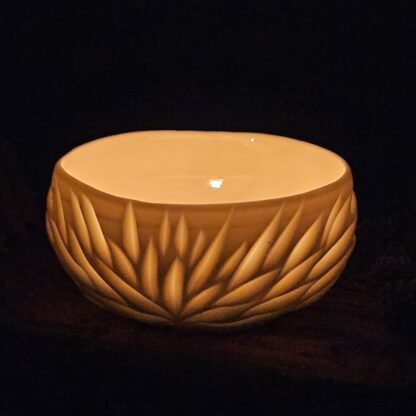 Porcelain luminary with carvings - Image 3