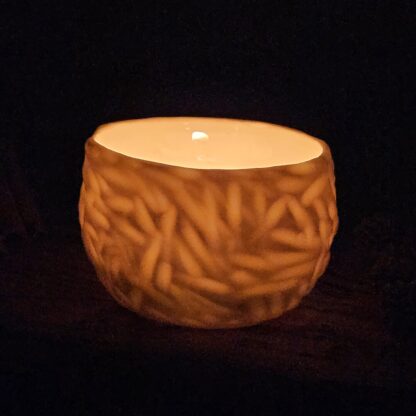 Porcelain luminary with carvings - Image 3