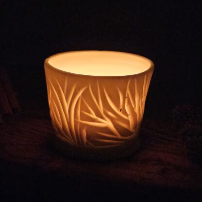 Porcelain luminary with carvings - Image 3