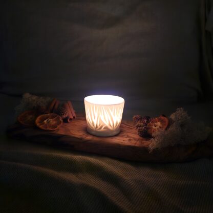 Porcelain luminary with carvings - Image 7