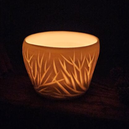 Porcelain luminary with carvings - Image 3