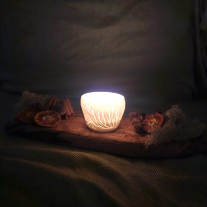 Porcelain luminary with carvings - Image 7