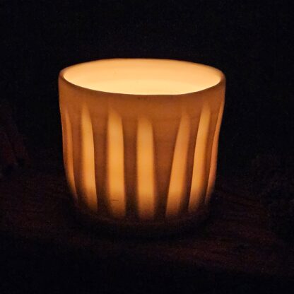 Porcelain luminary with carvings - Image 3