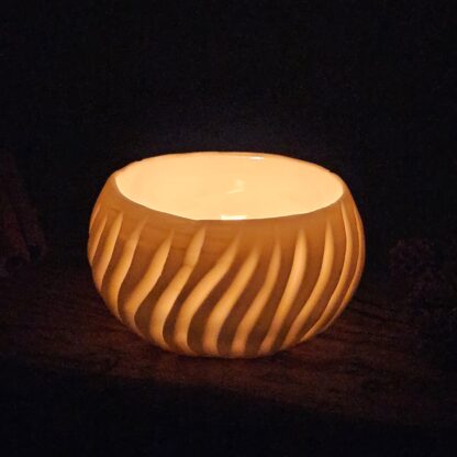 Porcelain luminary with carvings - Image 3