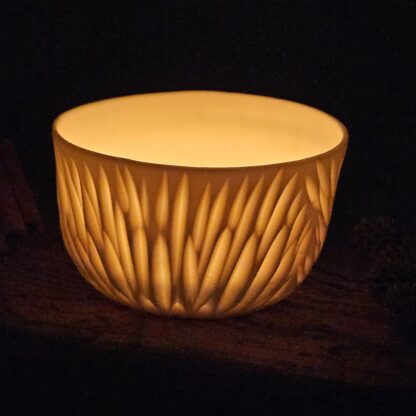 Porcelain luminary with carvings - Image 3