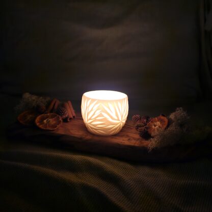 Porcelain luminary with carvings - Image 7