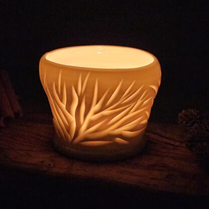 Porcelain luminary with carvings - Image 3