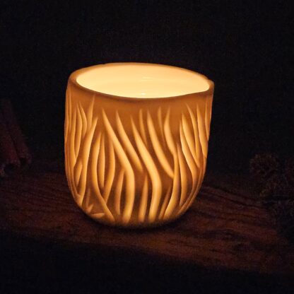 Porcelain luminary with carvings - Image 3