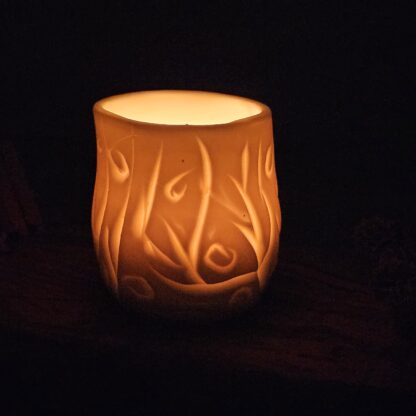 Porcelain luminary with carvings - Image 3